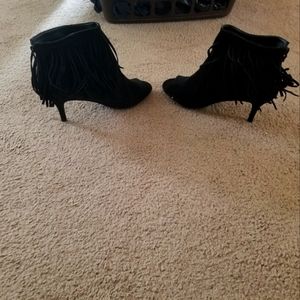 Heeled toeless boots